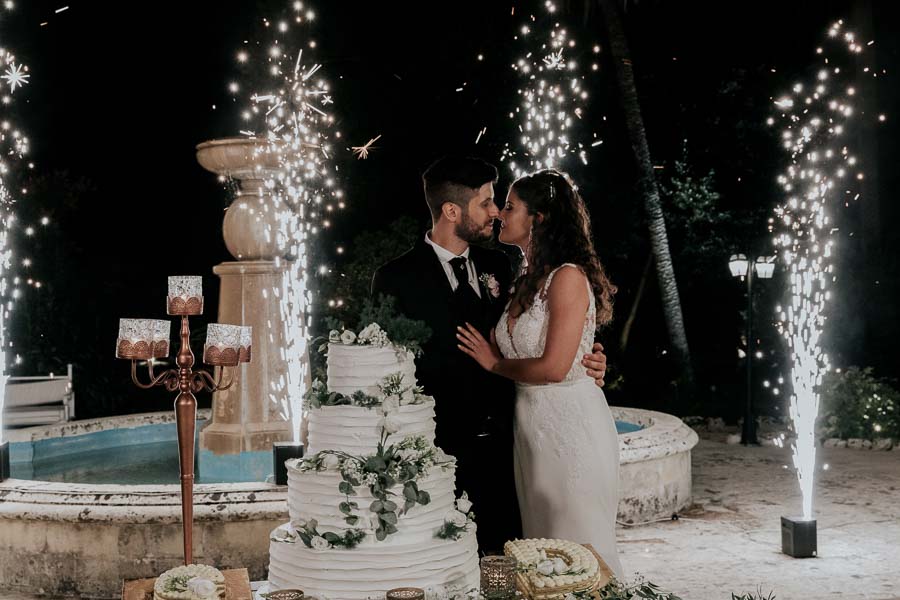 bacio sposi torta fontane luminose matrimonio villa zaira maglie